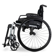 Pohled zboku na aktivní invalidní vozík se skládacím rámem NANO S 1.157