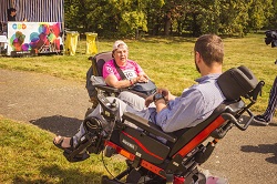 Fotka ze setkání vozíčkářů v parku Ladronka - Hvězda 2021