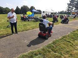 Fotka ze setkání vozíčkářů v parku Ladronka - Hvězda 2021
