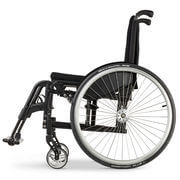 Pohled ze strany na invalidní vozík Avanti UNI 1.736