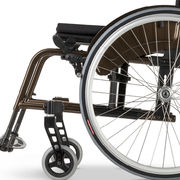 Pohled ze strany na invalidní vozík Avanti Pro 1.735