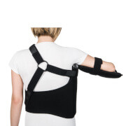 Zadní pohled na abdukční ortézu na rameno ARM ABDUCTION 90°