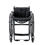 Pohled zepředu na karbonový aktivní invalidní vozík NANO C 1.158