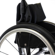 Ukázka stříbrné varianty poháněcí obruči na vozíku