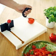 Použití kuchyňského prkénka ETAC Fix při krájení rajčete