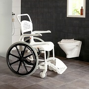 Toaletní a sprchové křeslo Etac Clean 24" v prostoru koupelny
