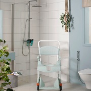 Etac CLEAN Toaletní a sprchové křeslo s otvorem vpředu v koupelně